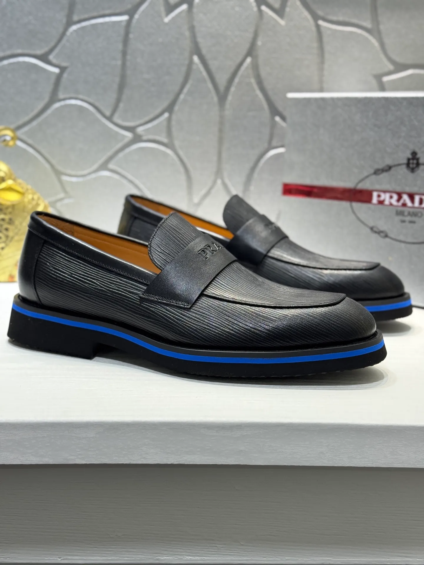 Men's shoes 💰520 💰PRADA*——◾ Prada~Thick-soled men's shoes, original single-level perfect boutique, brogue style men's formal casual leather shoes, luxurious materials, imported cowhide, with water-dyed cowhide lining, 4.5cm increased PU foam lightweight outsole, perfectly restore the original classic, purchase the original 1:1 accurate replica, welcome all comparisons 🆚, the design is full of modernity, versatile and fashionable urban men! Size: 39-44 (38.45.46.47. Customized)